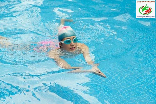 Động tác quạt nước trong bộ môn bơi ếch